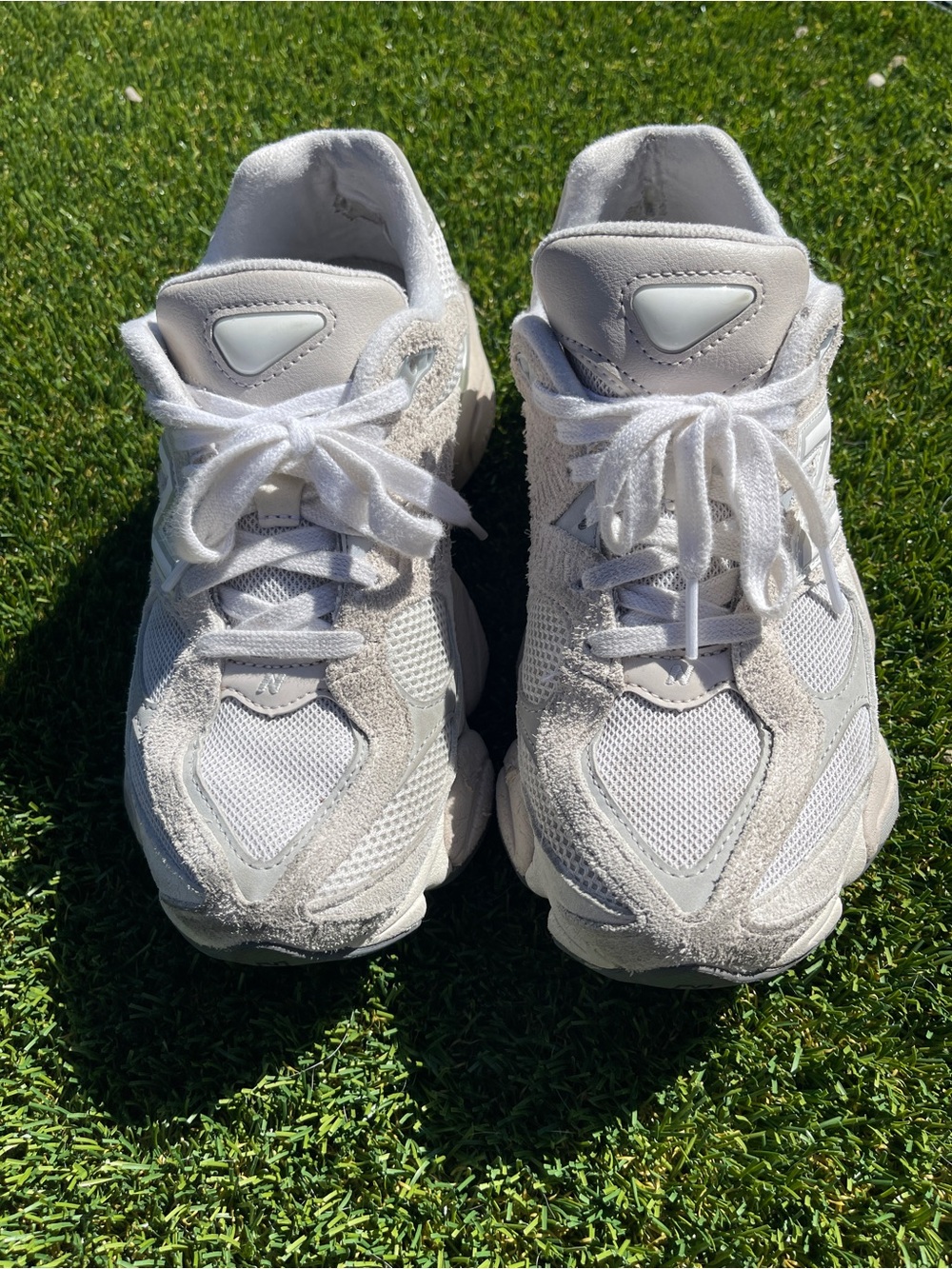 New Balance women’s nb 9060 Gray Sneakers Size 7.5